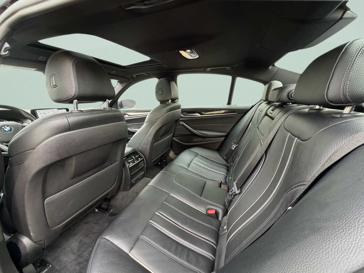 Photo 22 of this BMW 5 Series