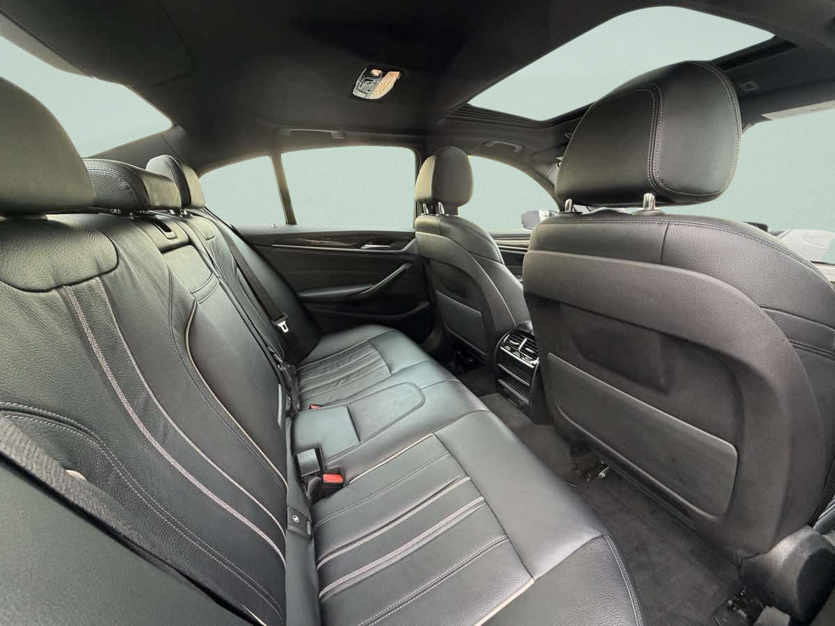 Photo 23 of this BMW 5 Series