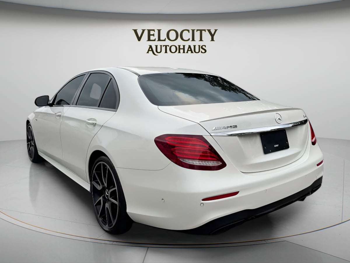 Photo 5 of this Mercedes-Benz AMG E 43