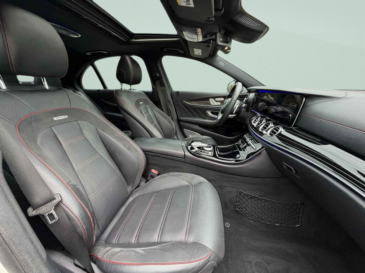 Photo 13 of this Mercedes-Benz AMG E 43