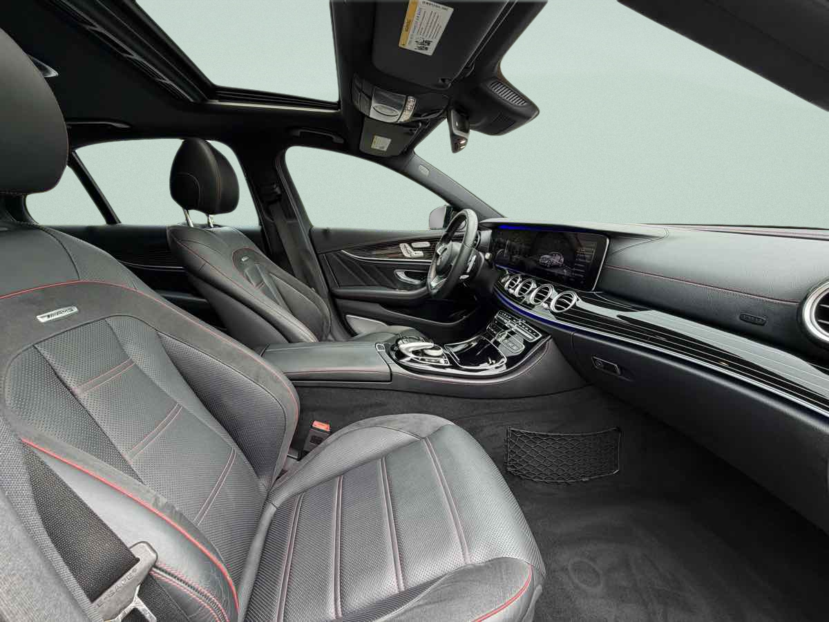 Photo 14 of this Mercedes-Benz AMG E 43