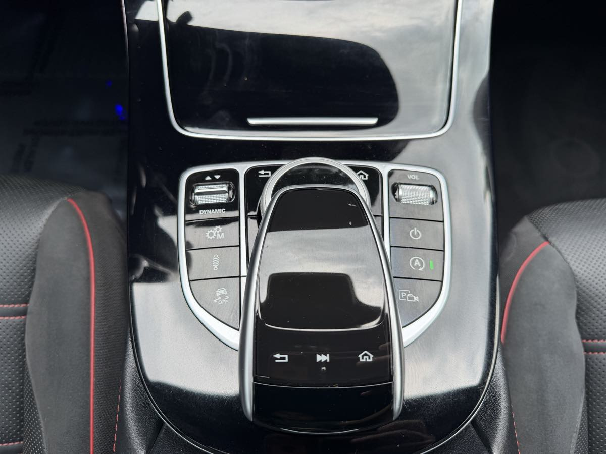 Photo 16 of this Mercedes-Benz AMG E 43