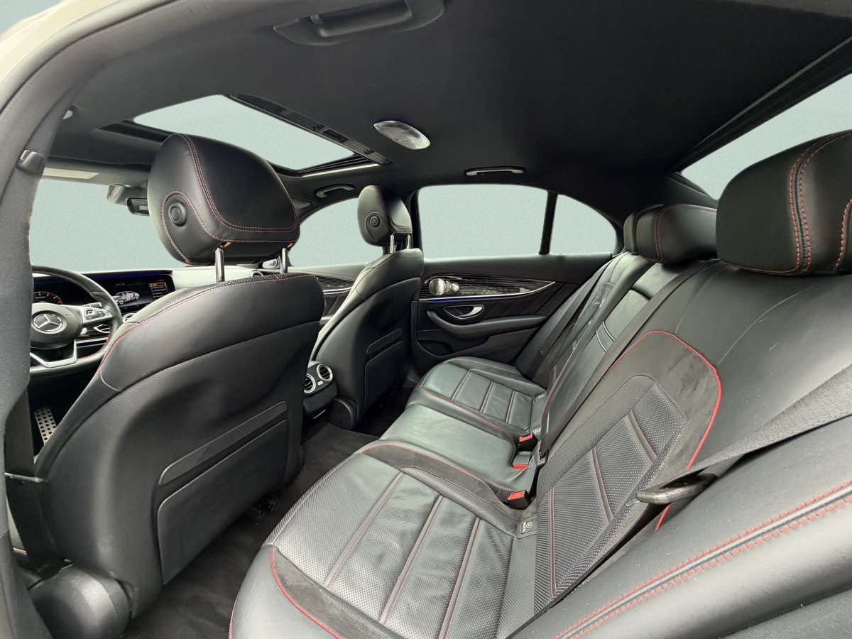 Photo 24 of this Mercedes-Benz AMG E 43