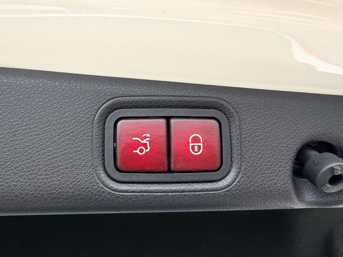 Photo 26 of this Mercedes-Benz AMG E 43