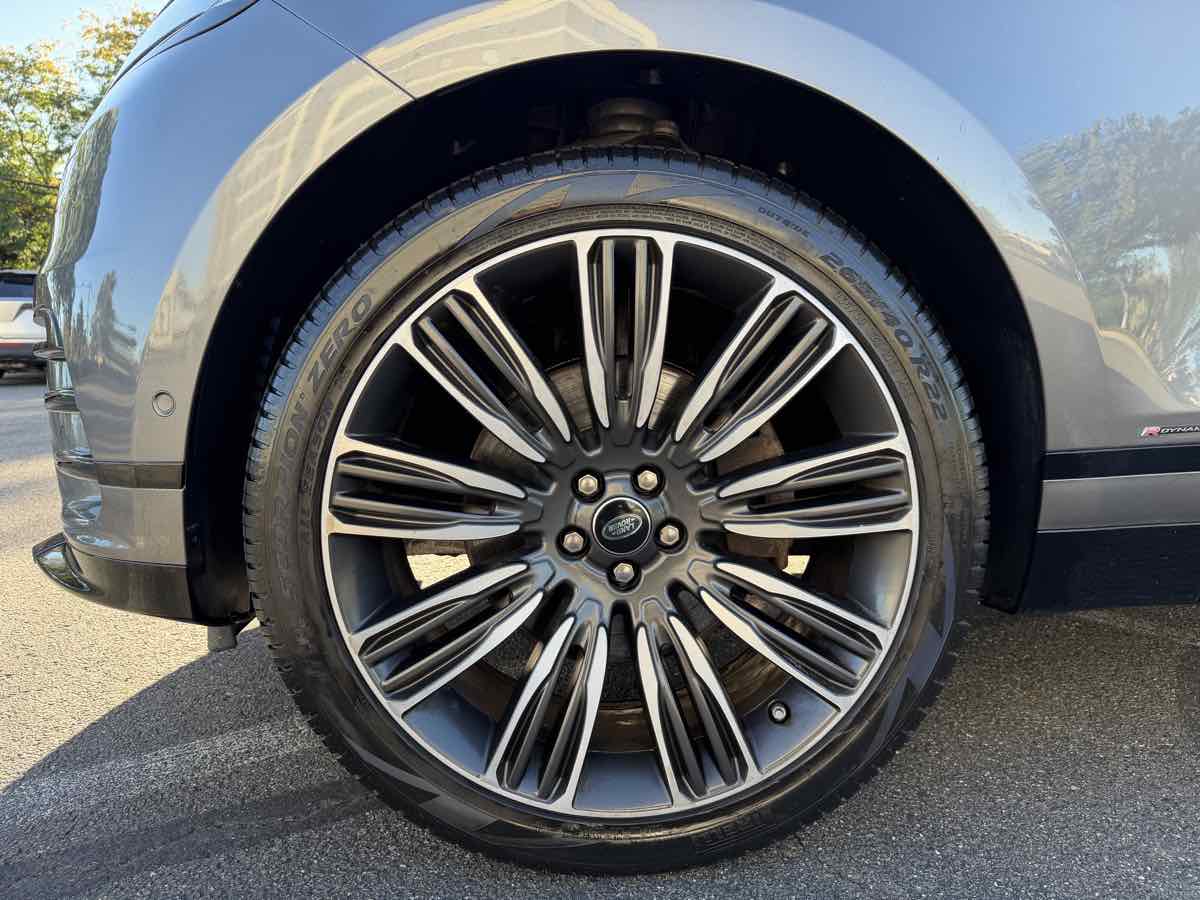Photo 9 of this Land Rover Range Rover Velar