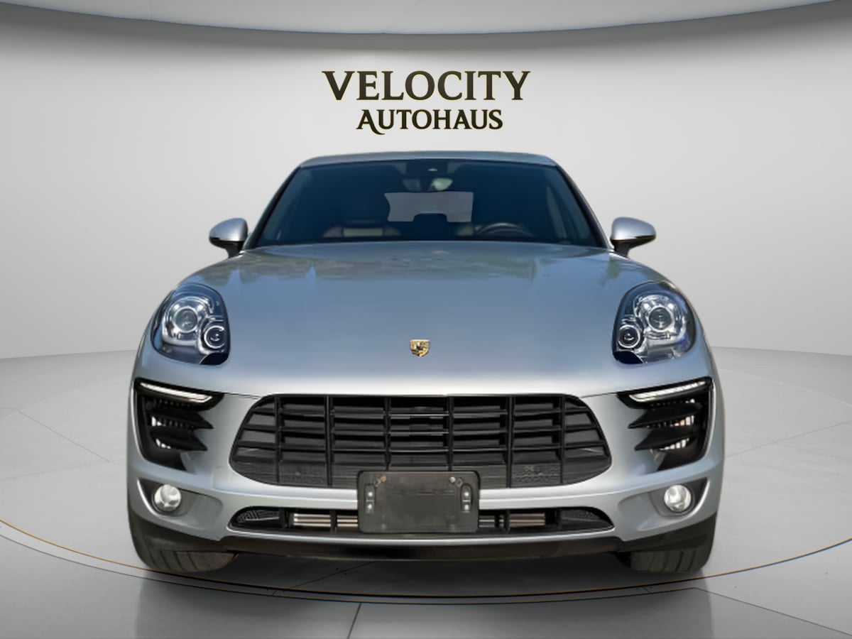 Photo 2 of this Porsche Macan