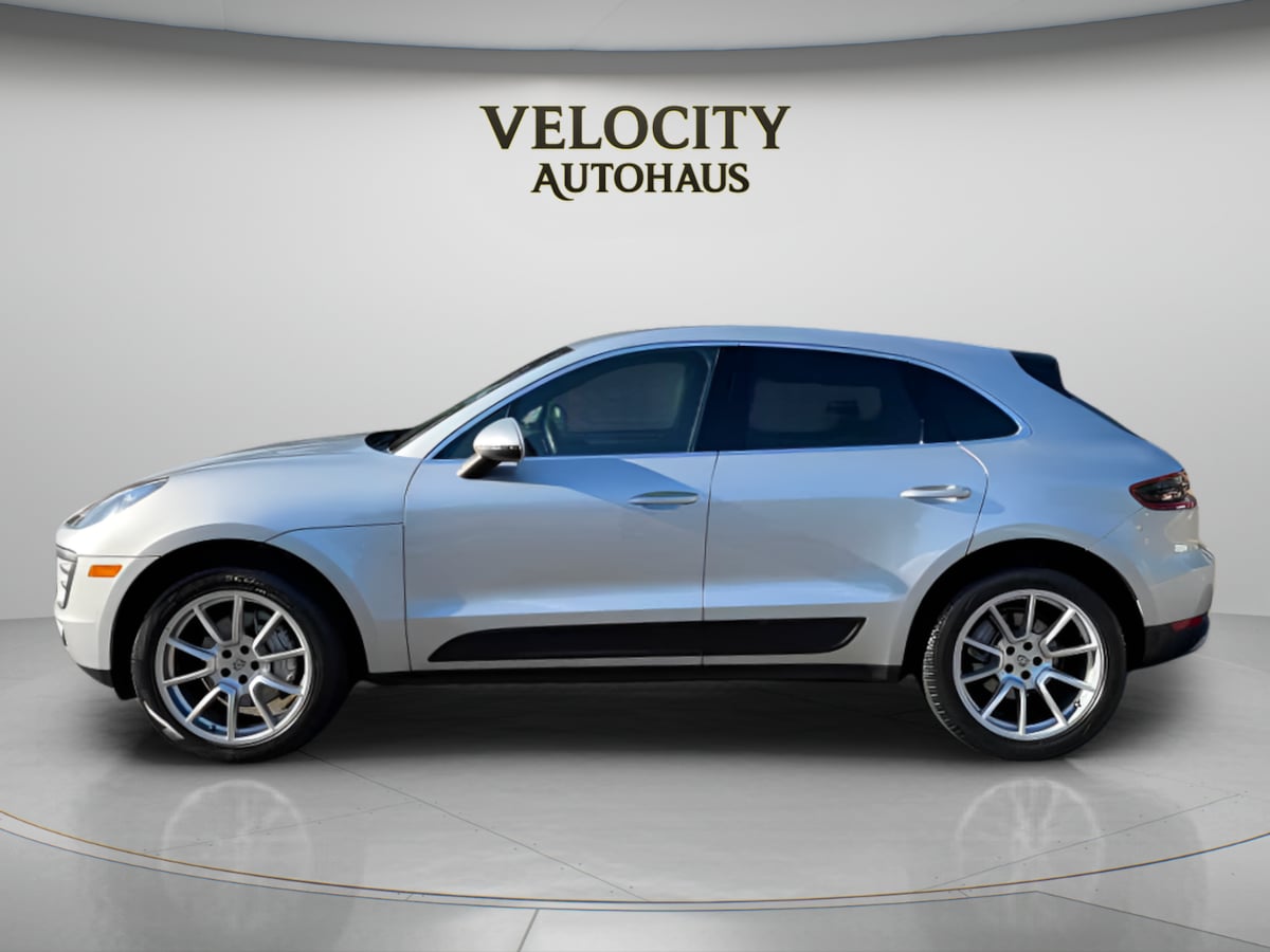 Photo 4 of this Porsche Macan