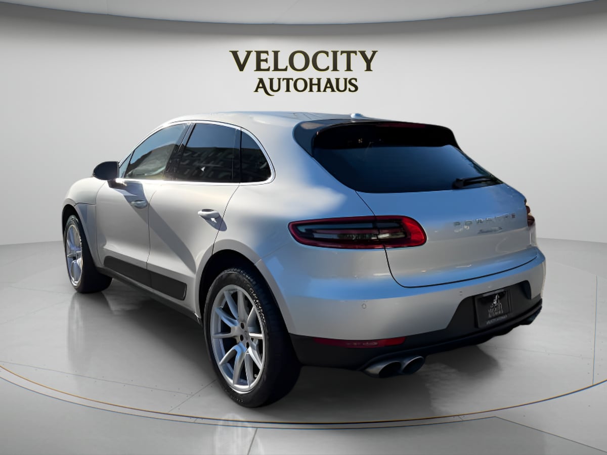 Photo 5 of this Porsche Macan
