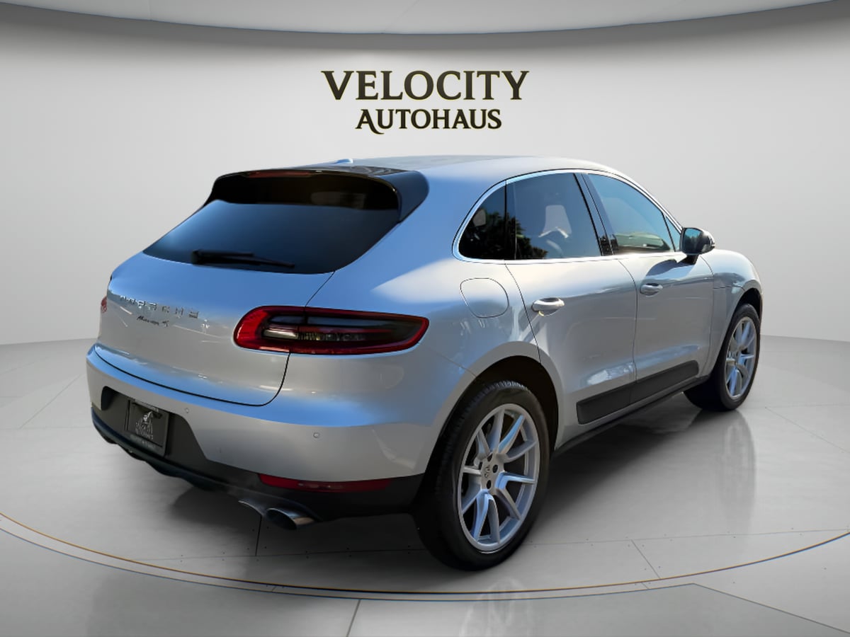 Photo 7 of this Porsche Macan