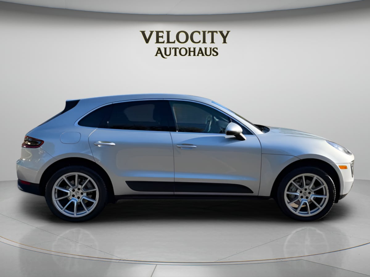 Photo 8 of this Porsche Macan