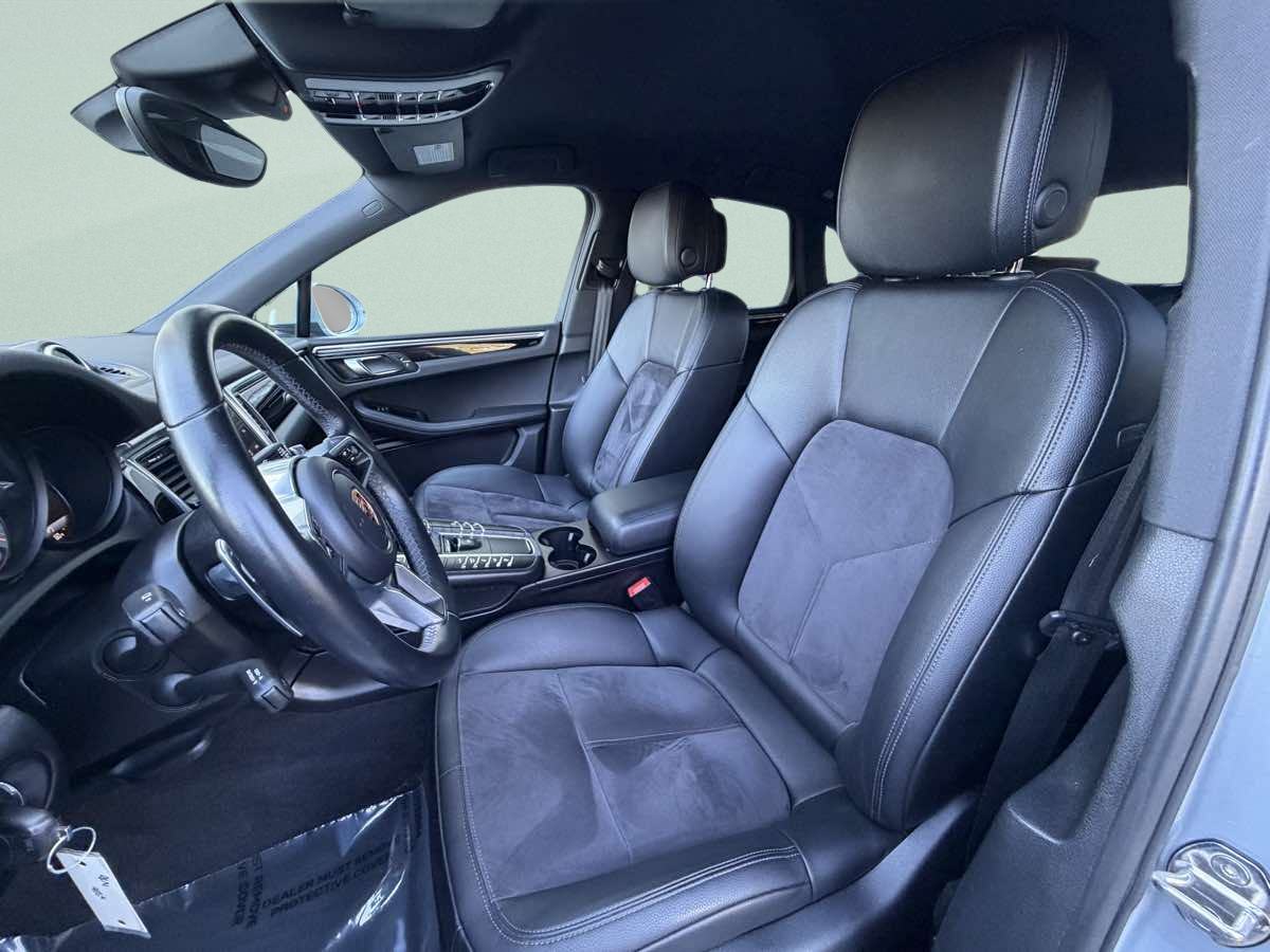 Photo 9 of this Porsche Macan