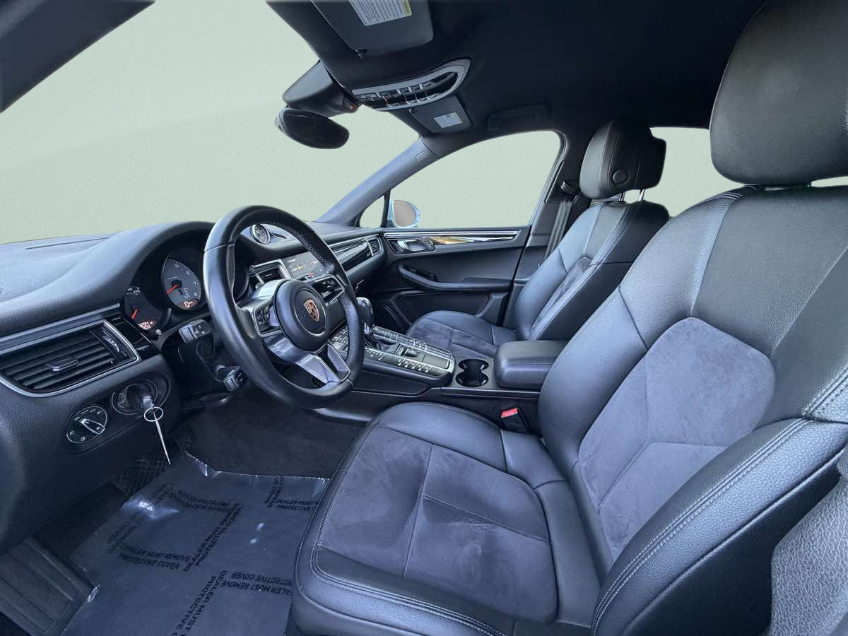 Photo 10 of this Porsche Macan