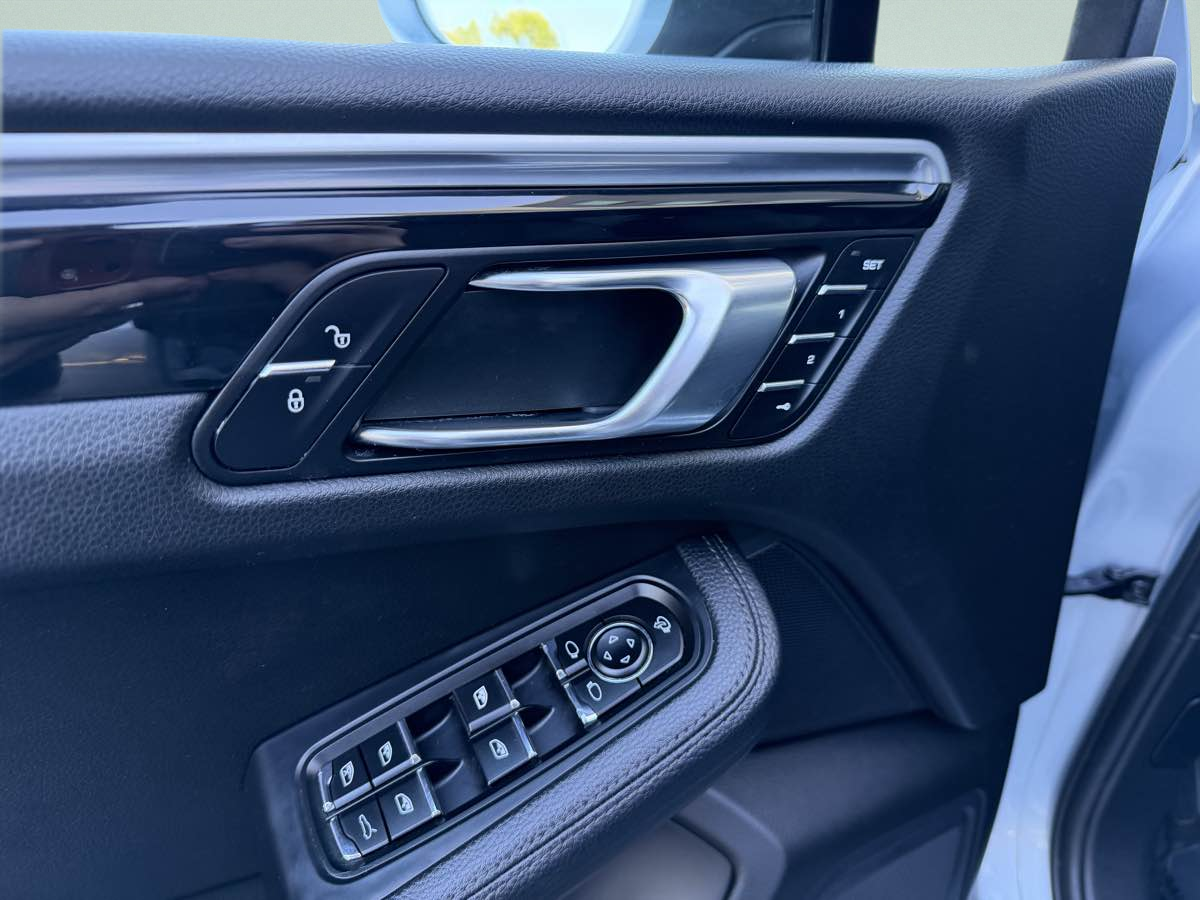 Photo 11 of this Porsche Macan