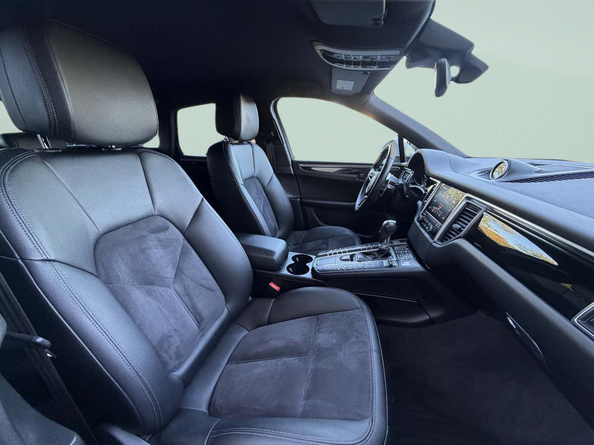 Photo 12 of this Porsche Macan