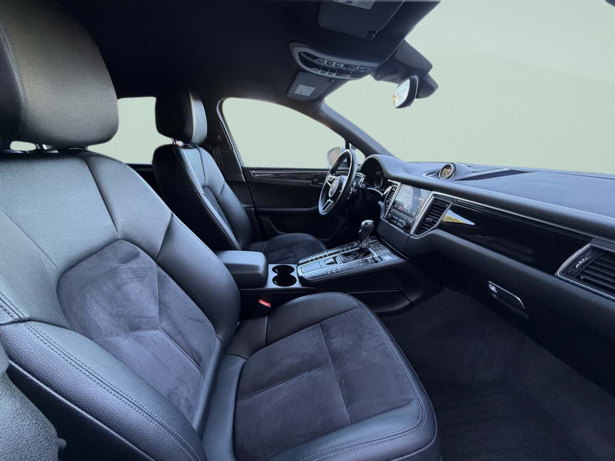 Photo 13 of this Porsche Macan