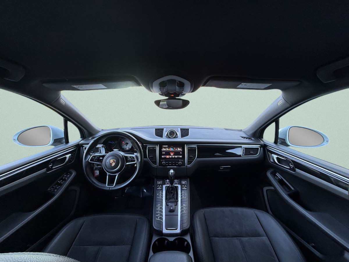 Photo 14 of this Porsche Macan