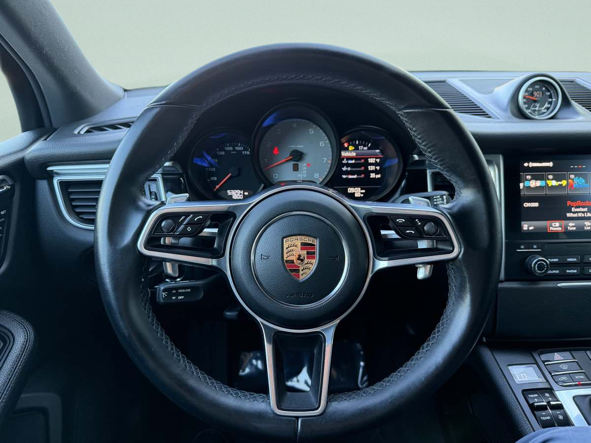 Photo 15 of this Porsche Macan