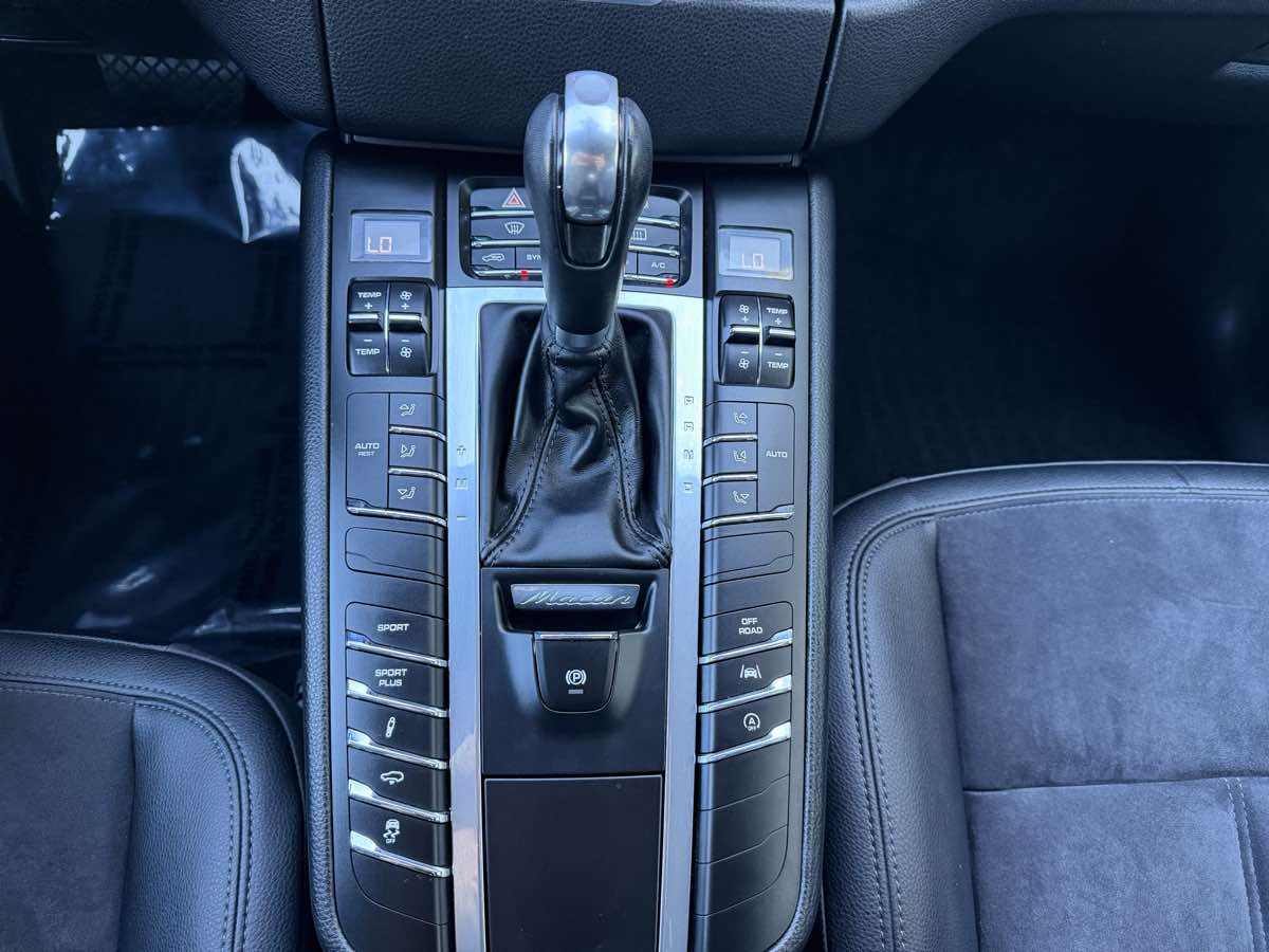 Photo 19 of this Porsche Macan