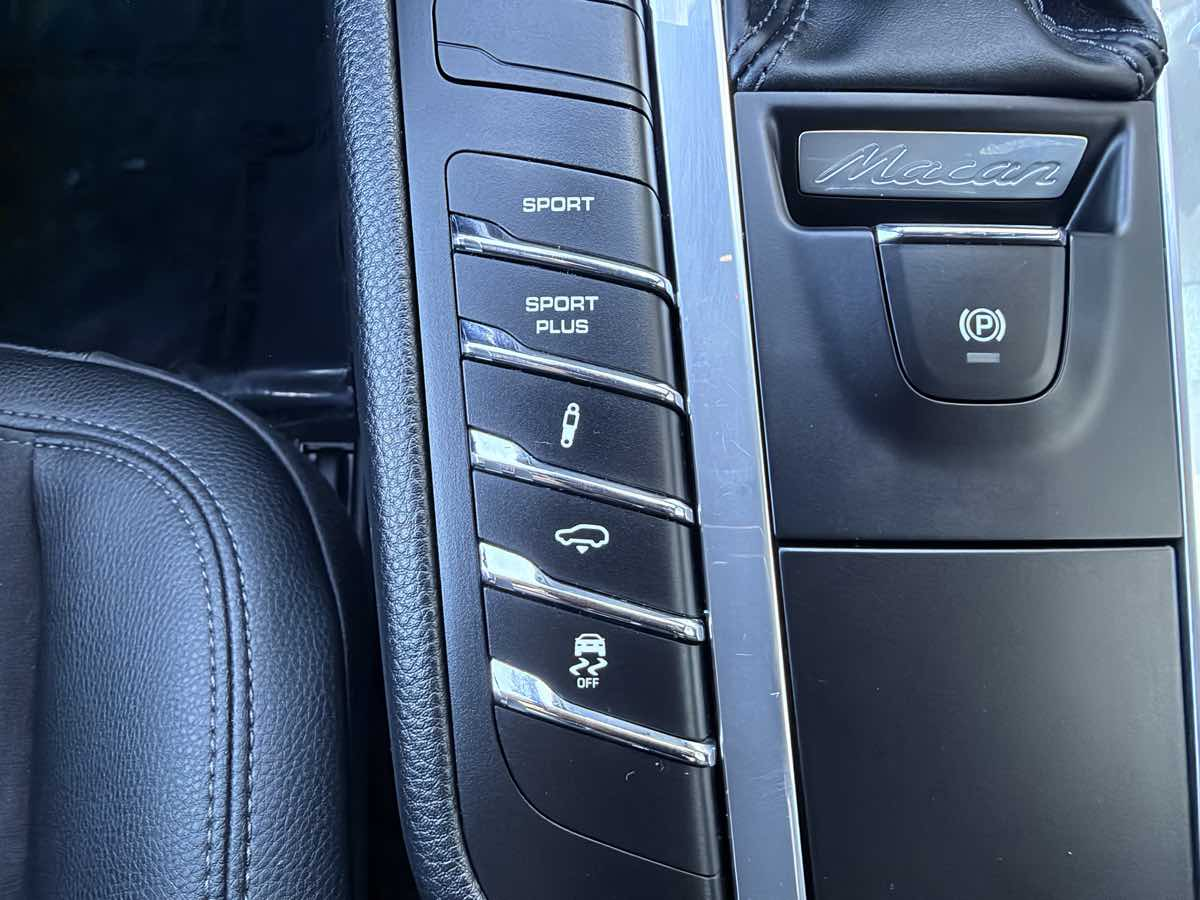 Photo 20 of this Porsche Macan