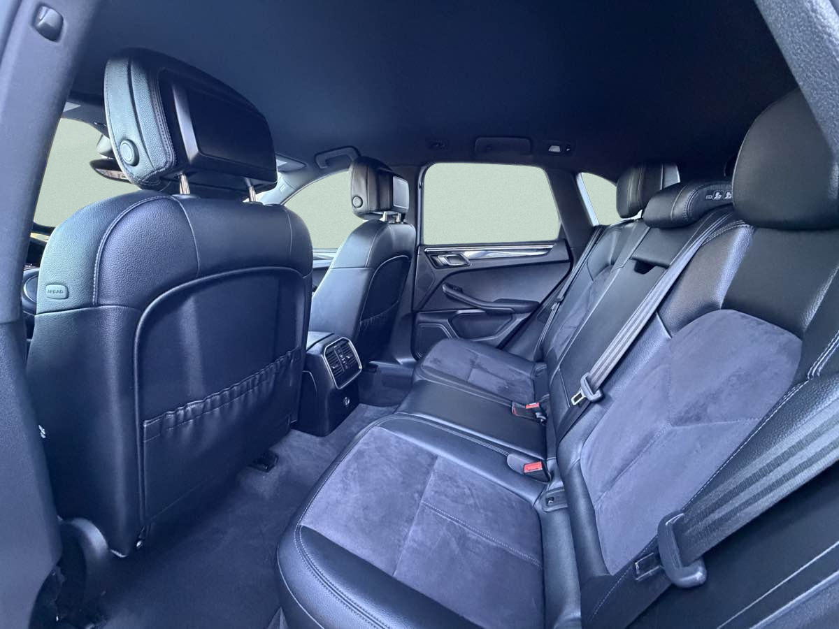 Photo 22 of this Porsche Macan