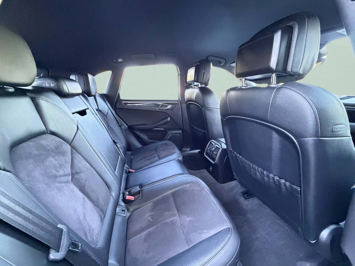 Photo 23 of this Porsche Macan
