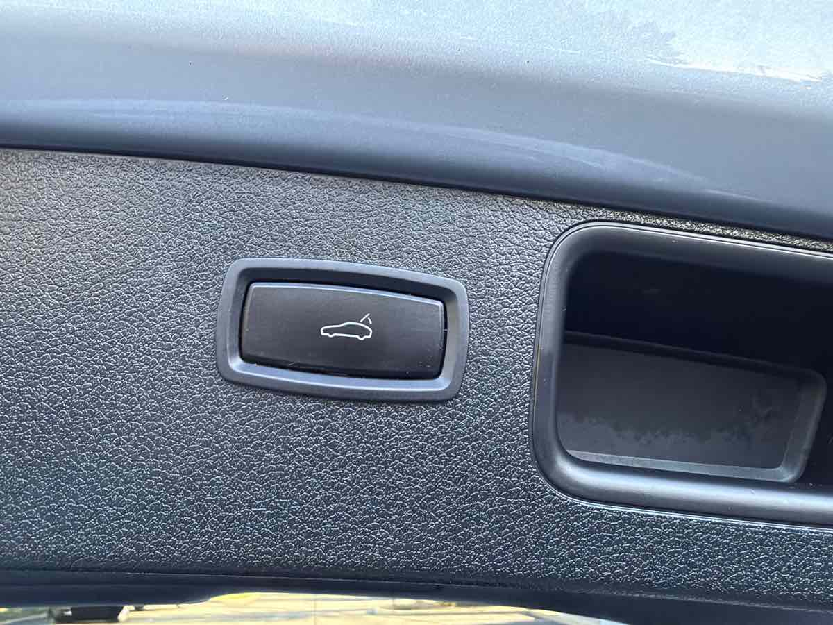 Photo 26 of this Porsche Macan