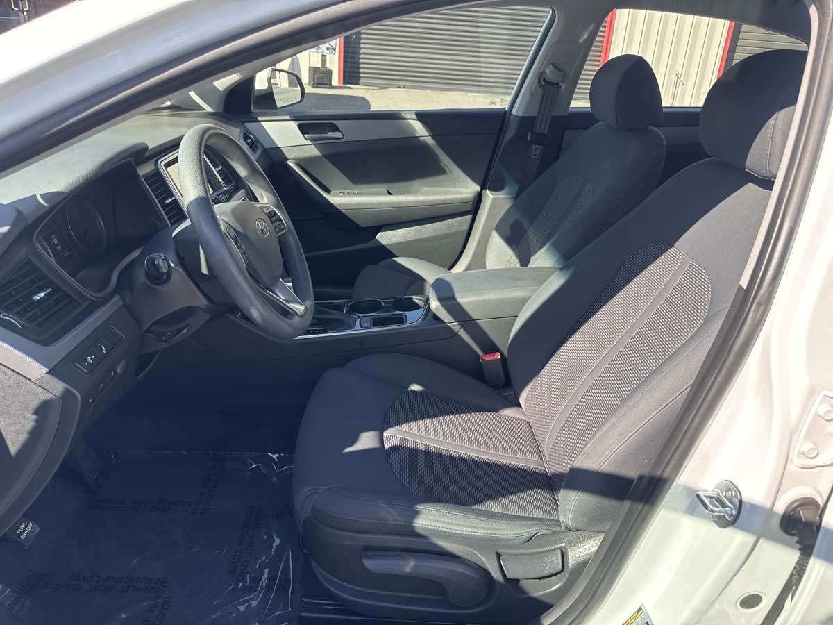 Photo 3 of this Hyundai Sonata