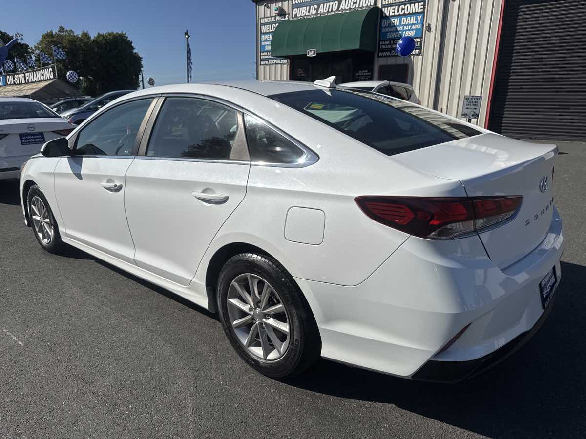 Photo 16 of this Hyundai Sonata