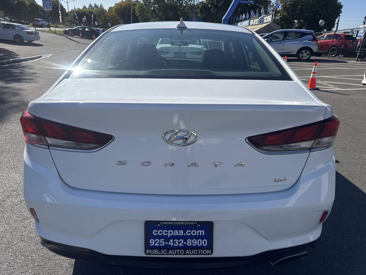 Photo 17 of this Hyundai Sonata