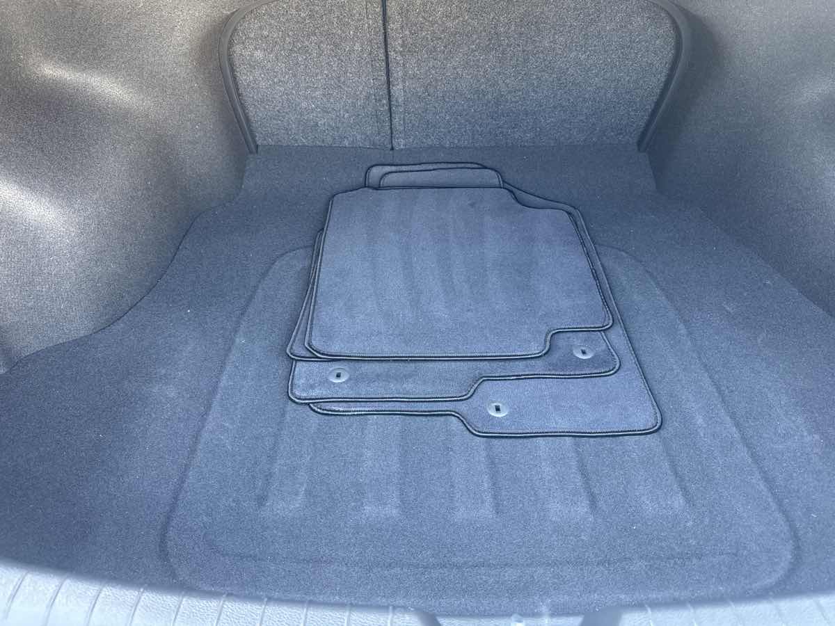 Photo 18 of this Hyundai Sonata