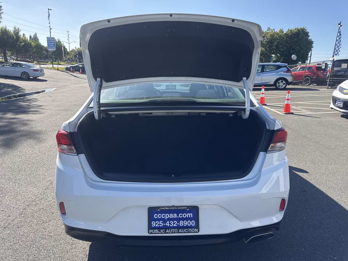 Photo 19 of this Hyundai Sonata