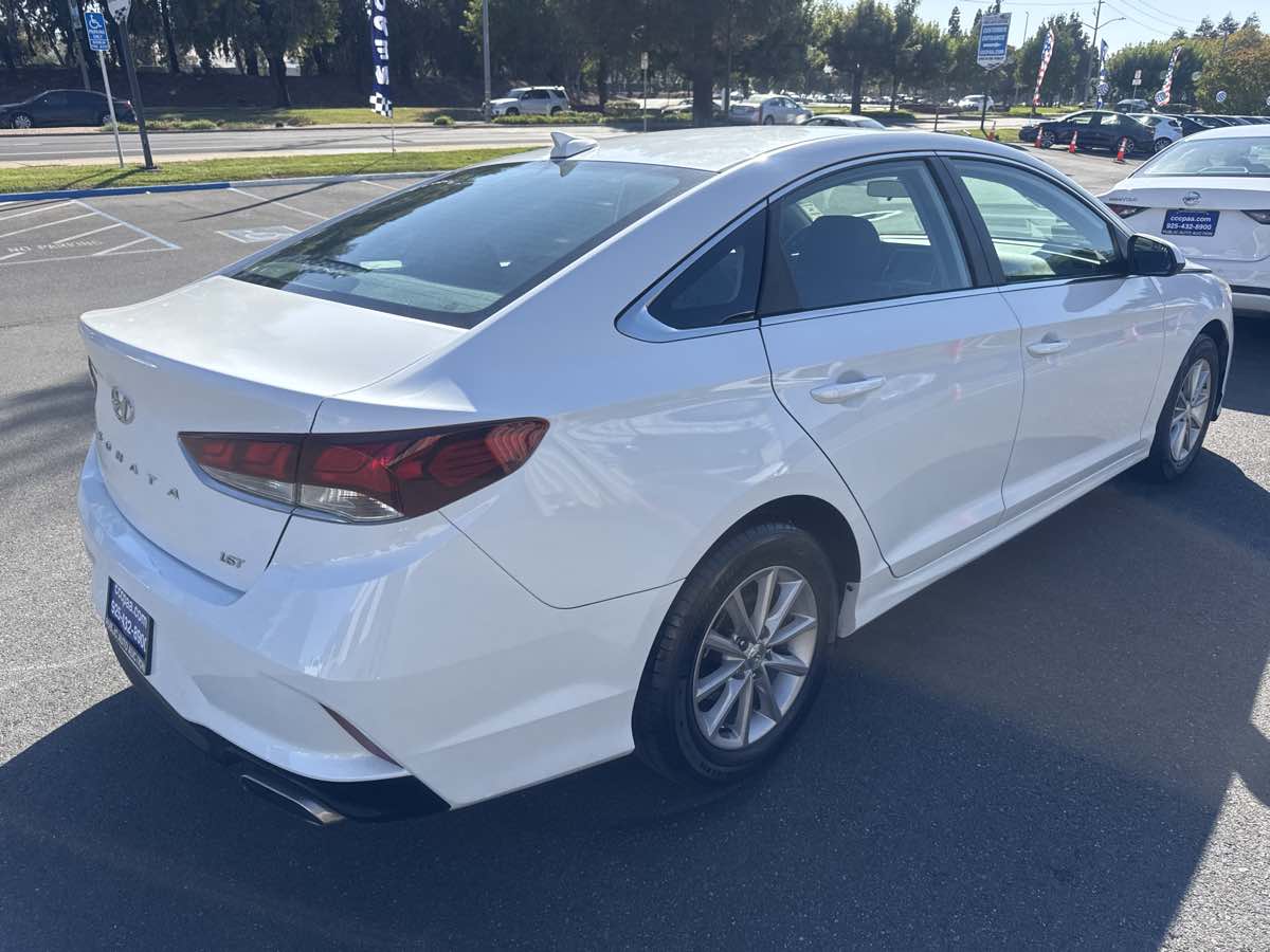 Photo 21 of this Hyundai Sonata