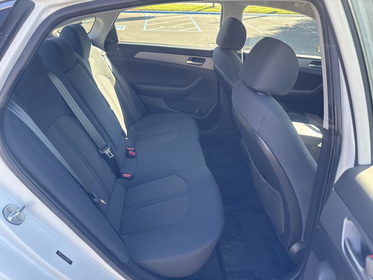 Photo 23 of this Hyundai Sonata