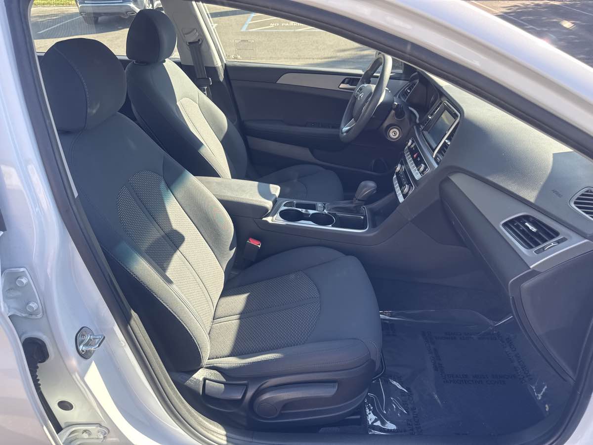 Photo 25 of this Hyundai Sonata