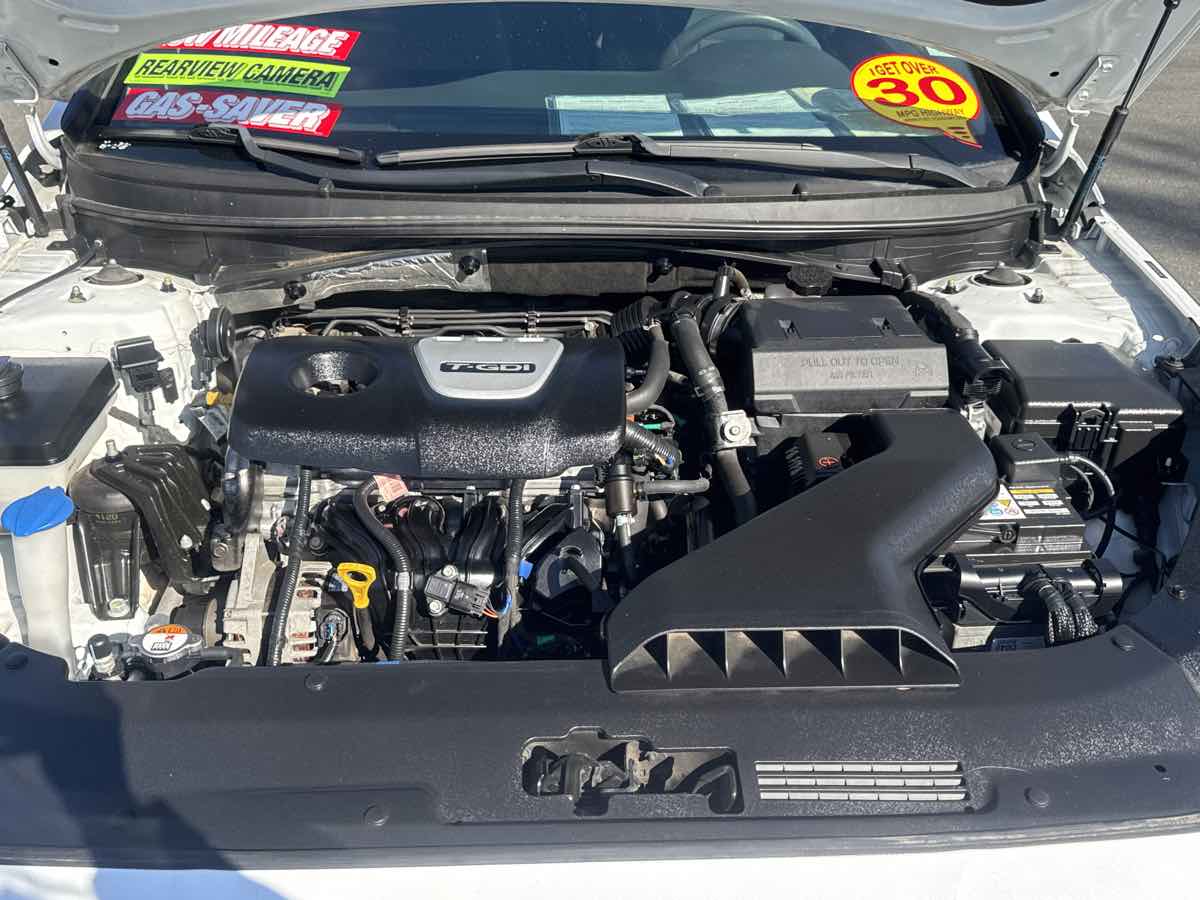 Photo 27 of this Hyundai Sonata