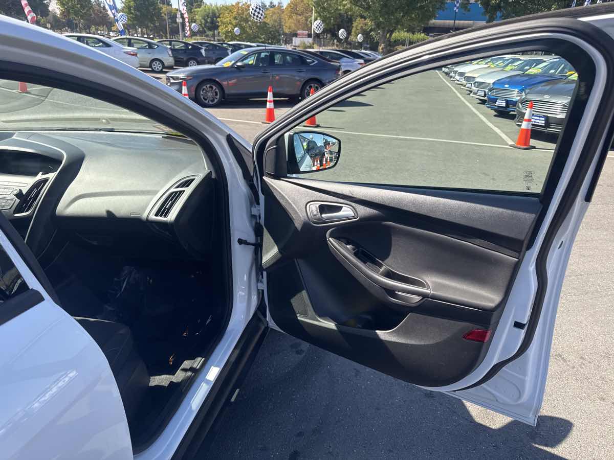 Photo 24 of this Ford Focus