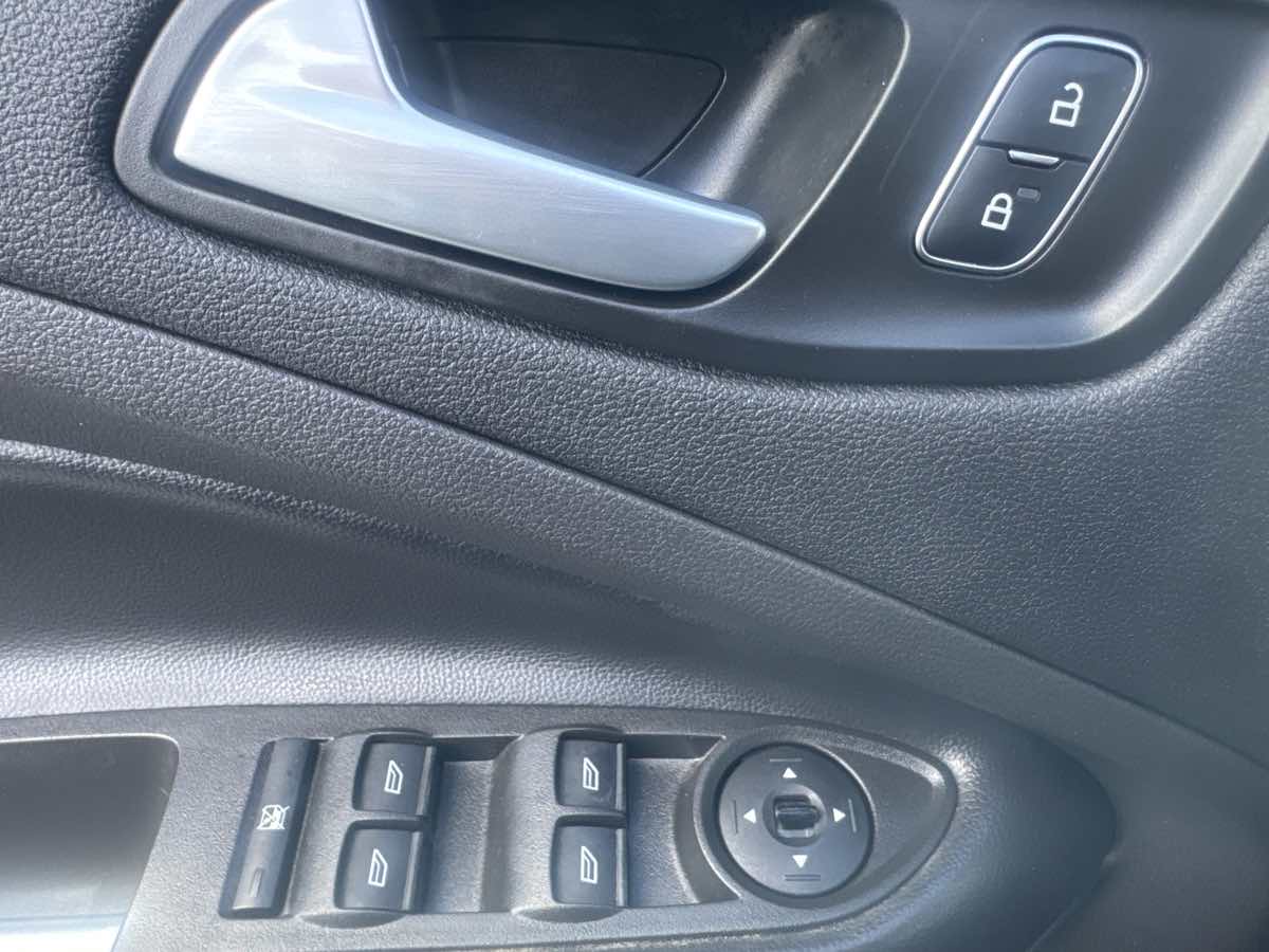 Photo 11 of this Ford Escape