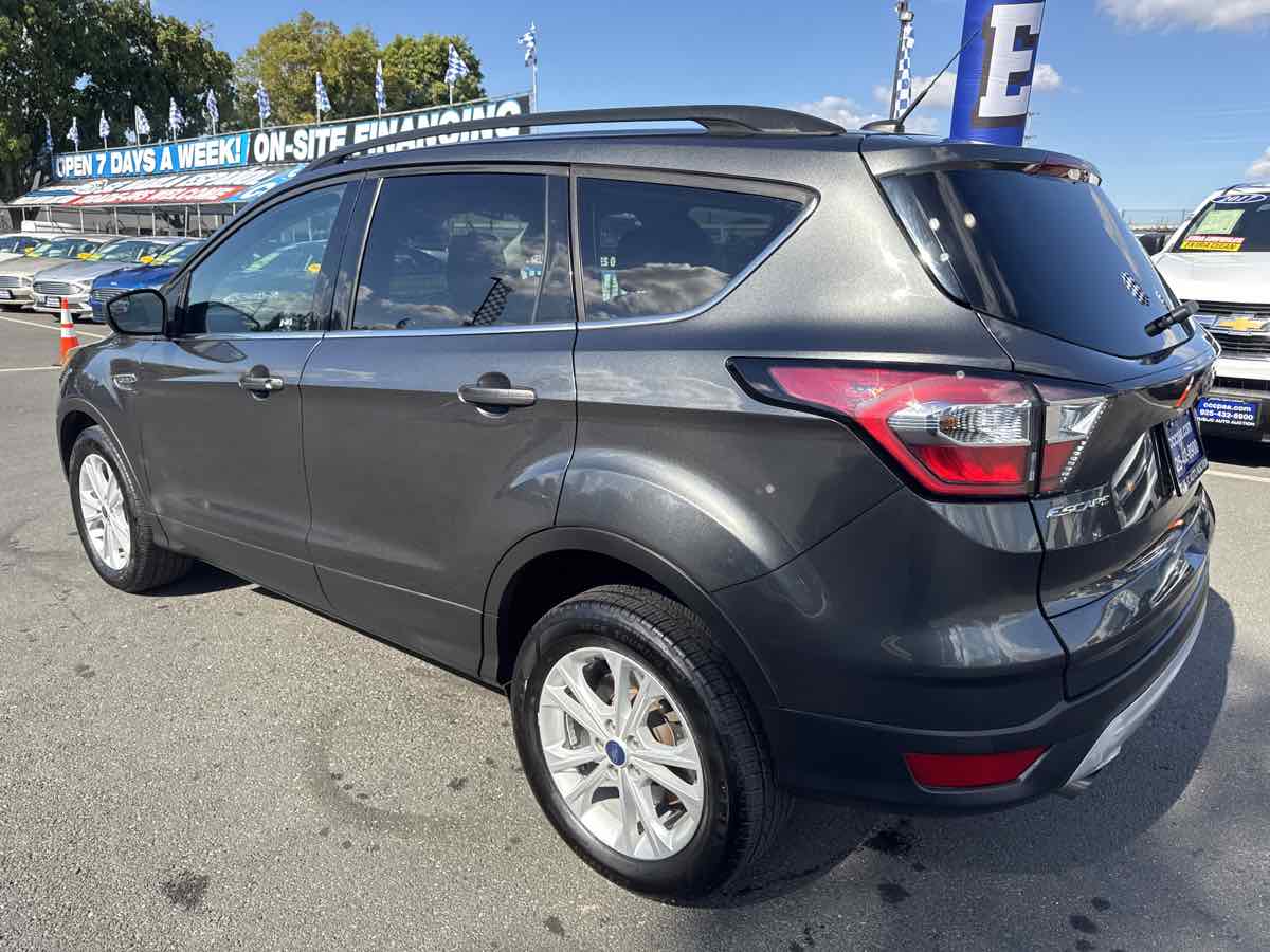 Photo 16 of this Ford Escape
