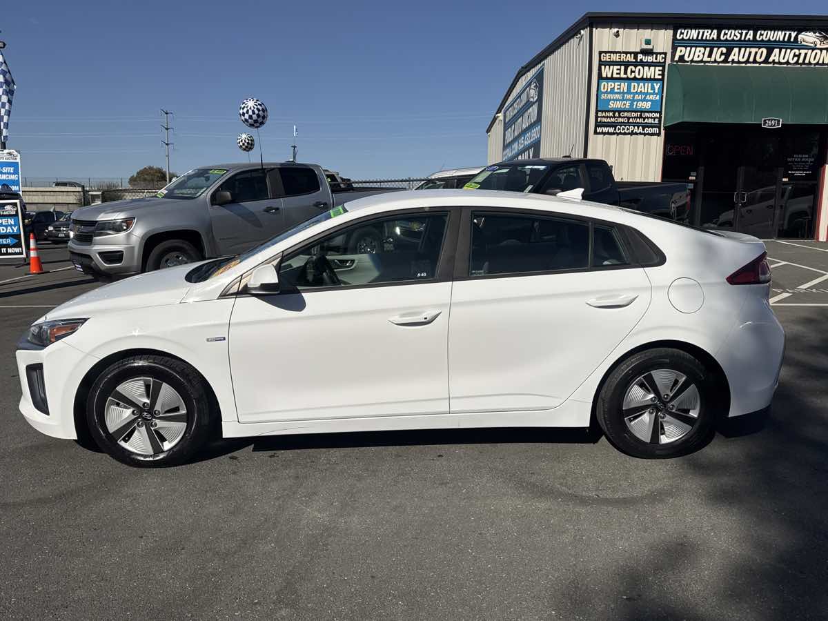 Photo 4 of this Hyundai Ioniq Hybrid