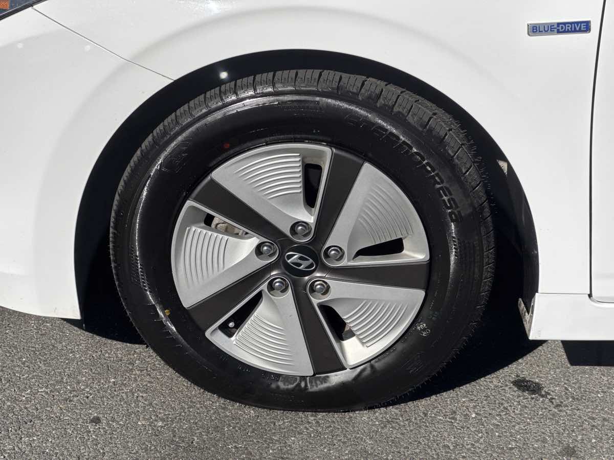 Photo 5 of this Hyundai Ioniq Hybrid