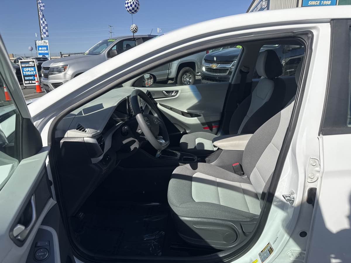 Photo 7 of this Hyundai Ioniq Hybrid
