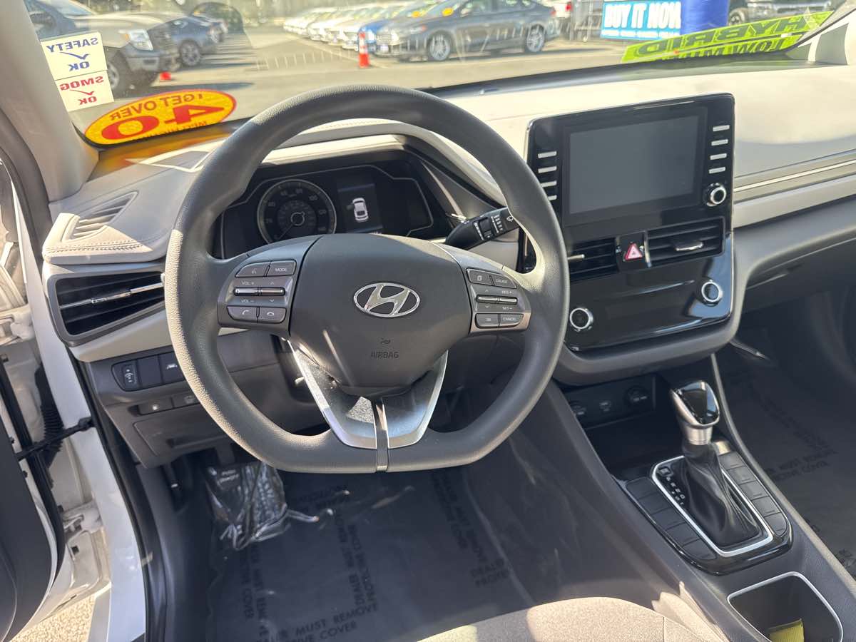 Photo 8 of this Hyundai Ioniq Hybrid