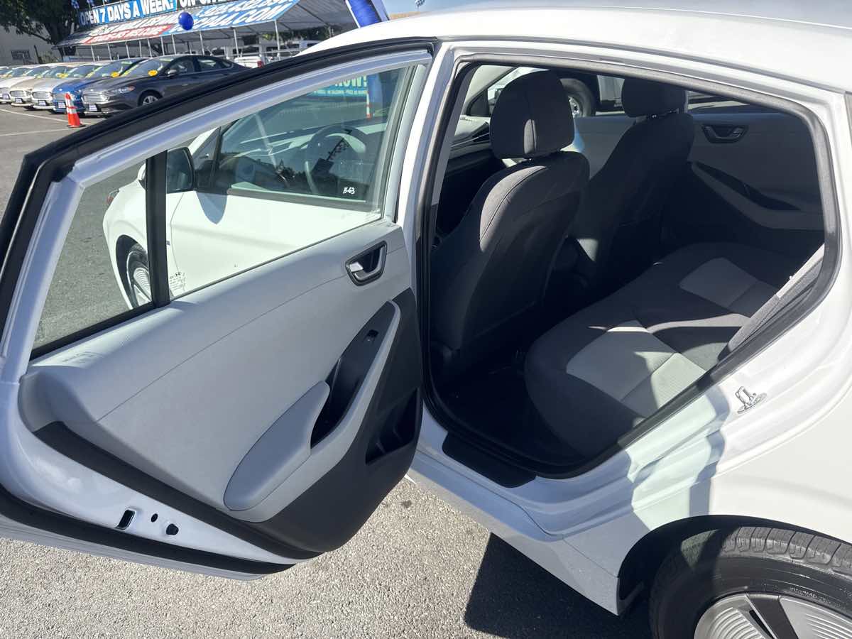 Photo 15 of this Hyundai Ioniq Hybrid