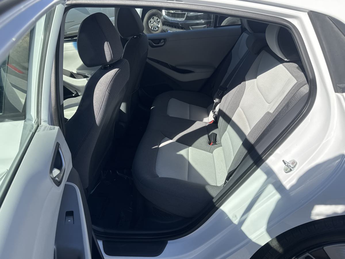 Photo 16 of this Hyundai Ioniq Hybrid