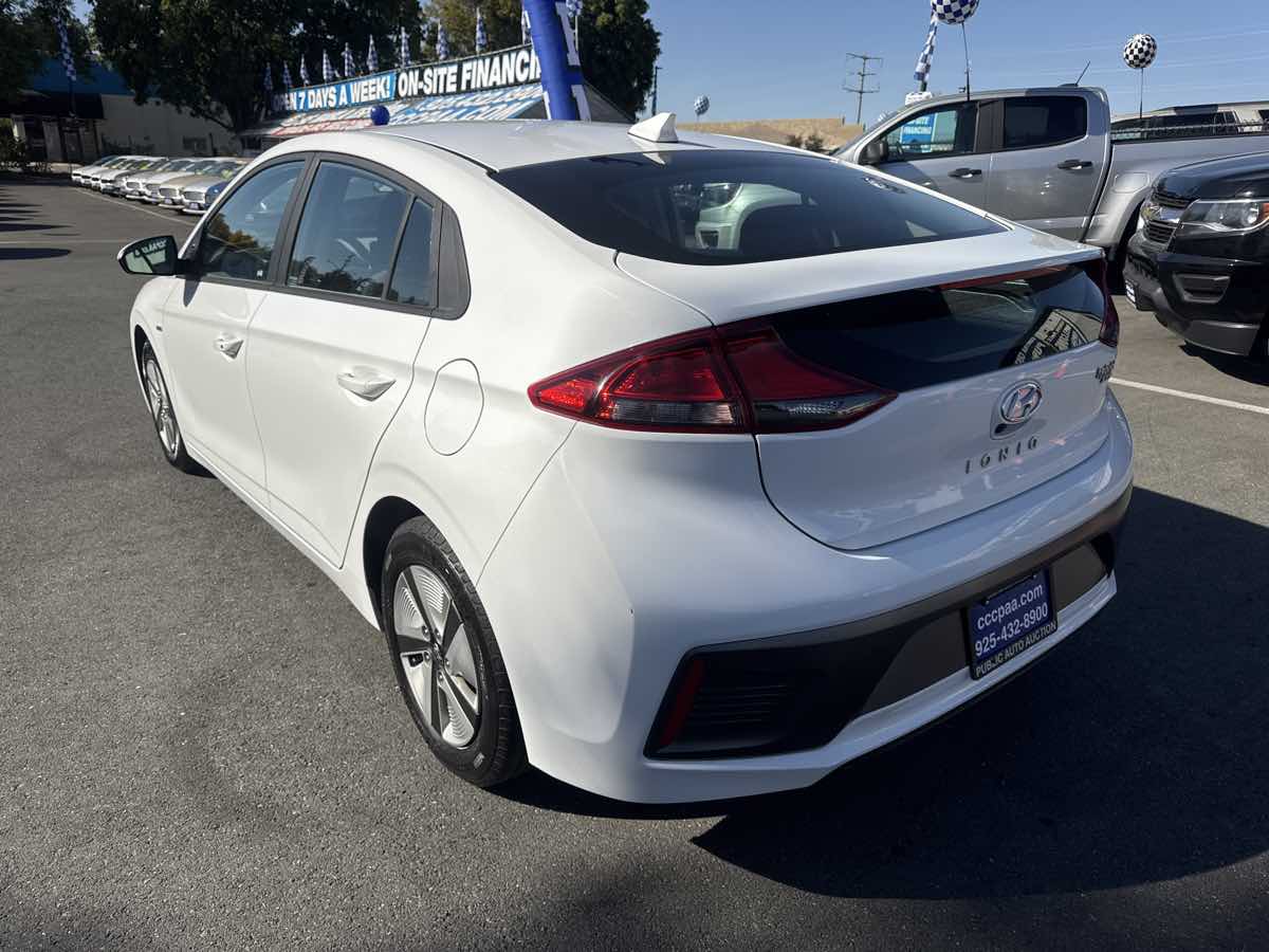 Photo 17 of this Hyundai Ioniq Hybrid