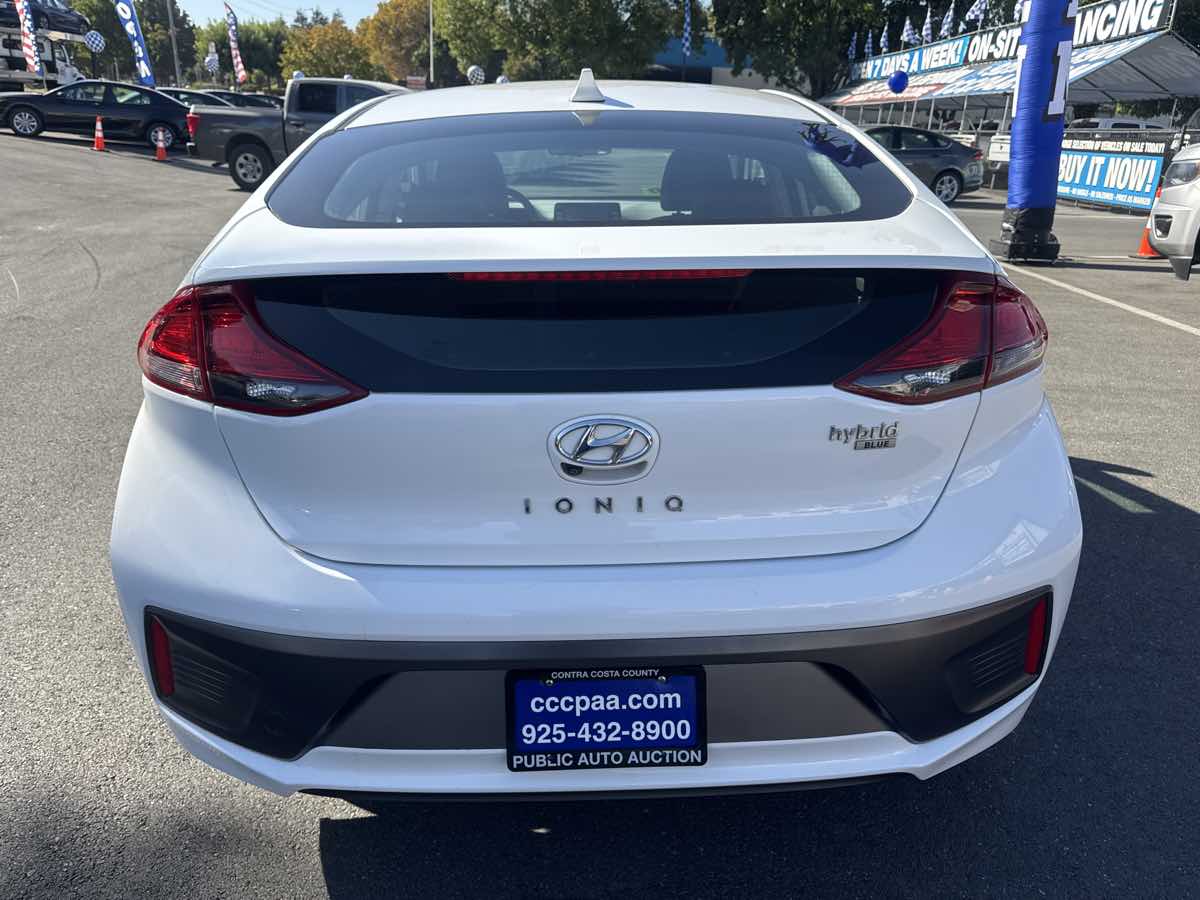 Photo 18 of this Hyundai Ioniq Hybrid
