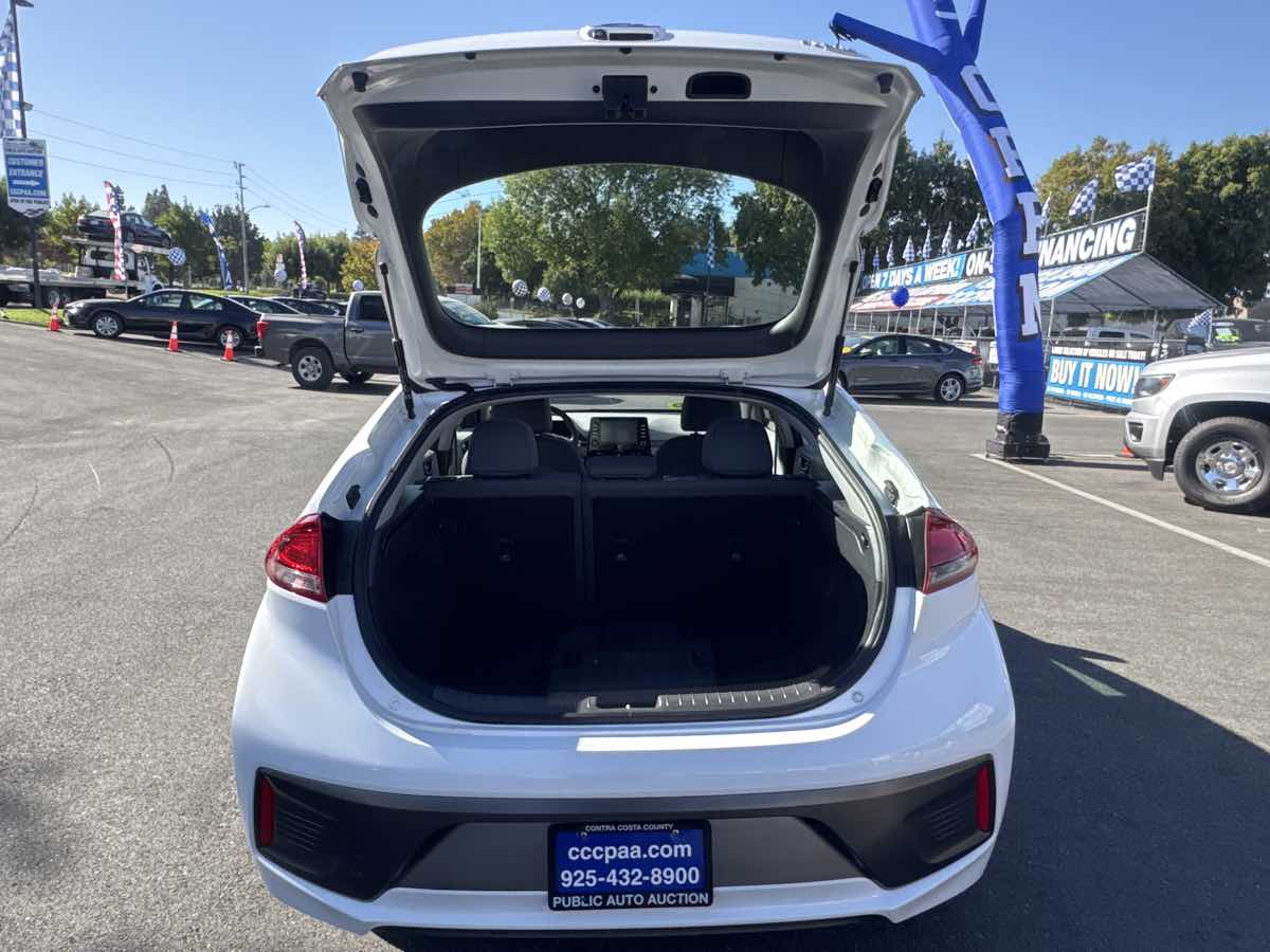 Photo 19 of this Hyundai Ioniq Hybrid