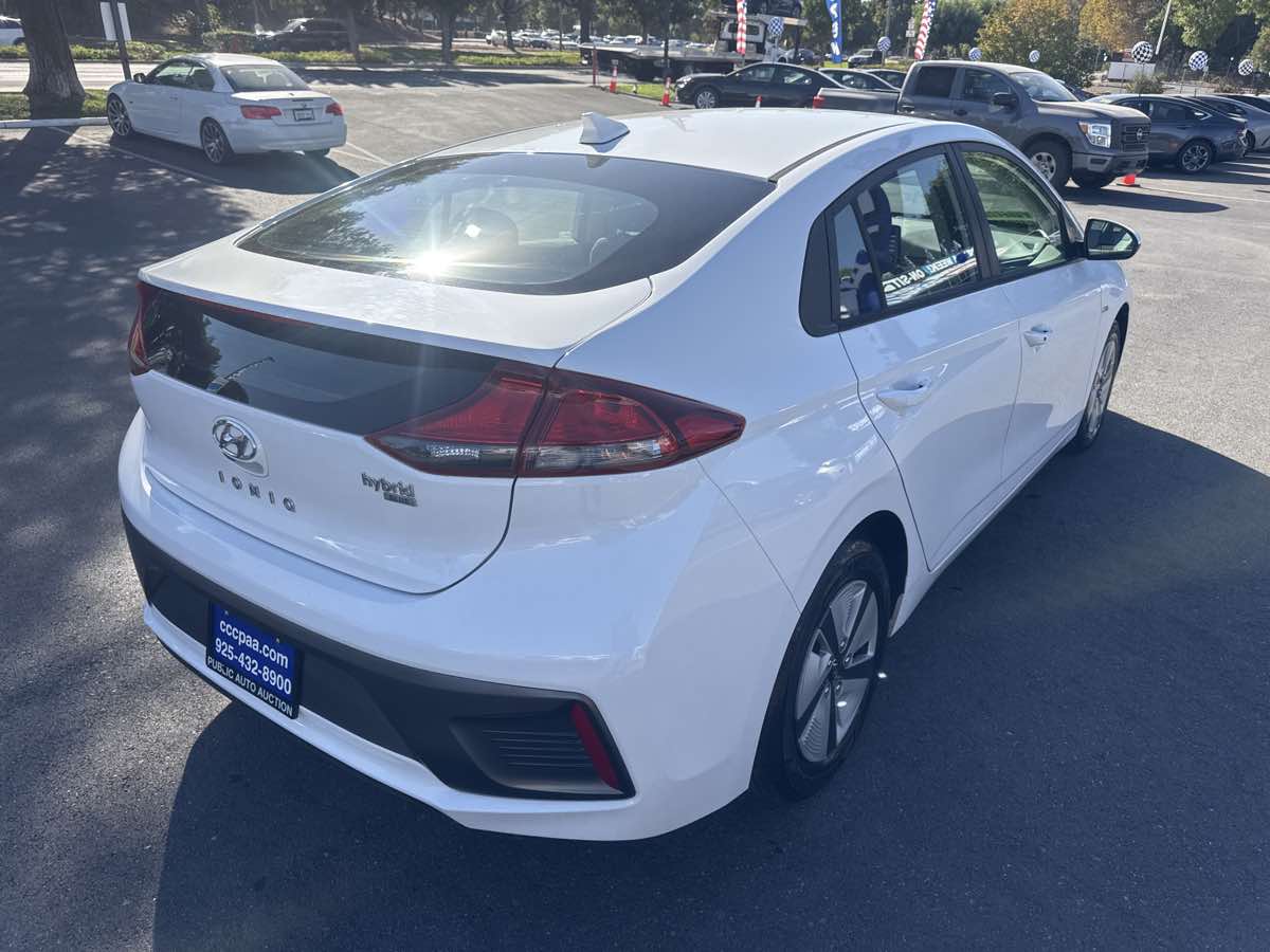Photo 21 of this Hyundai Ioniq Hybrid