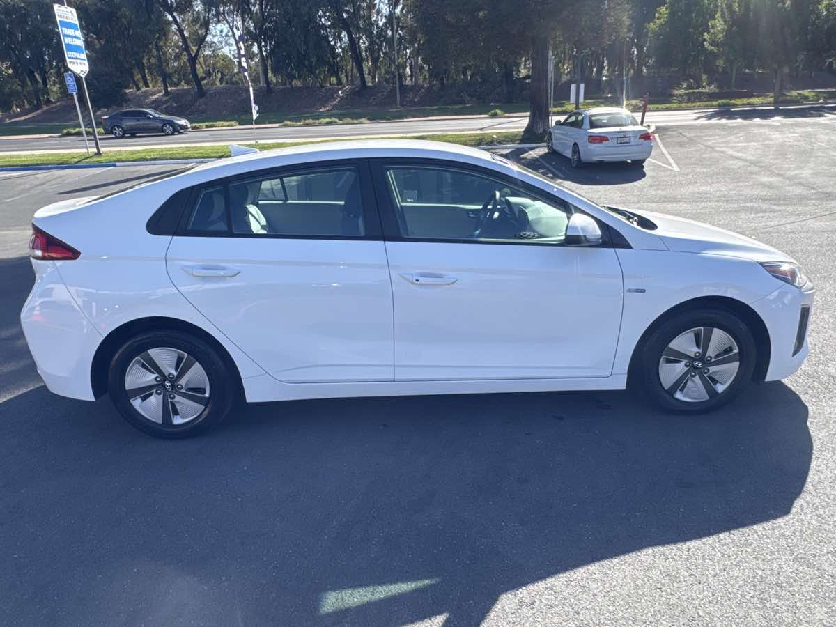 Photo 22 of this Hyundai Ioniq Hybrid