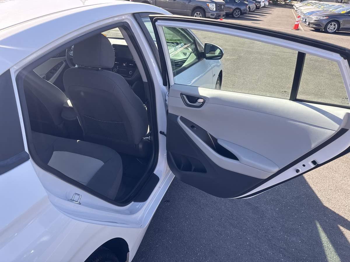 Photo 23 of this Hyundai Ioniq Hybrid